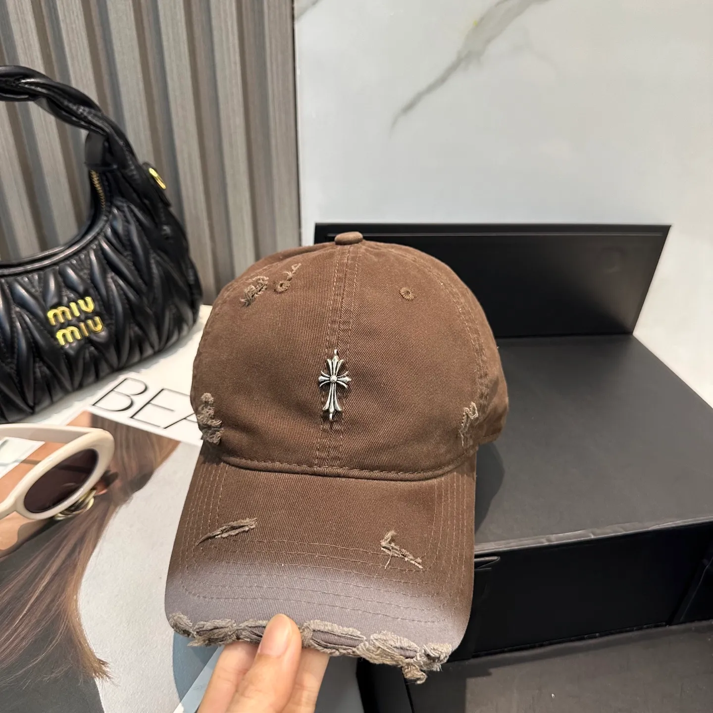 P60 Crow Heart 🆕🆕New baseball cap, stylish and classic cross logo, casual with a cool feeling, unisex style, same style for men and women! Very easy to match! Head circumference: 56-58cm is available